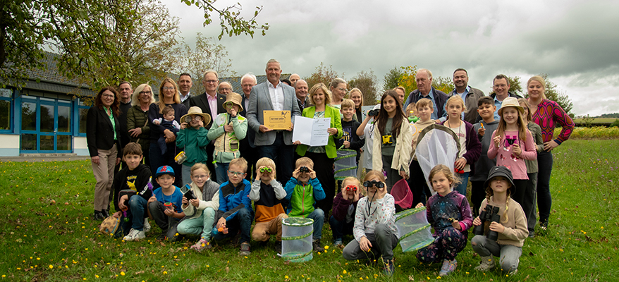 Gruppenbild mit Umweltministerin Katrin Eder und Klaus Lütkefedder, Bürgermeister der VG Wallmerod, vor der Ahrbach-Grundschule in Niederahr, Foto: MKUEM