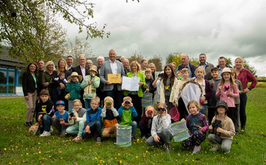 Gruppenbild mit Umweltministerin Katrin Eder und Klaus Lütkefedder, Bürgermeister der VG Wallmerod, vor der Ahrbach-Grundschule in Niederahr, Foto: MKUEM